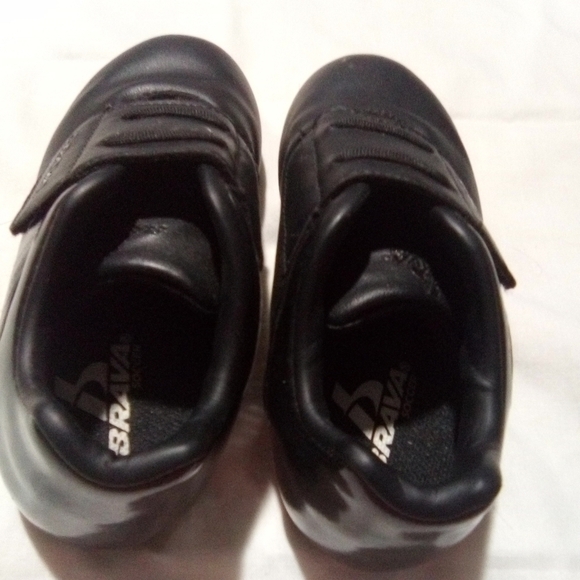 BRAVA boys Velcro  soccer shoes. Size 10 - Picture 1 of 10